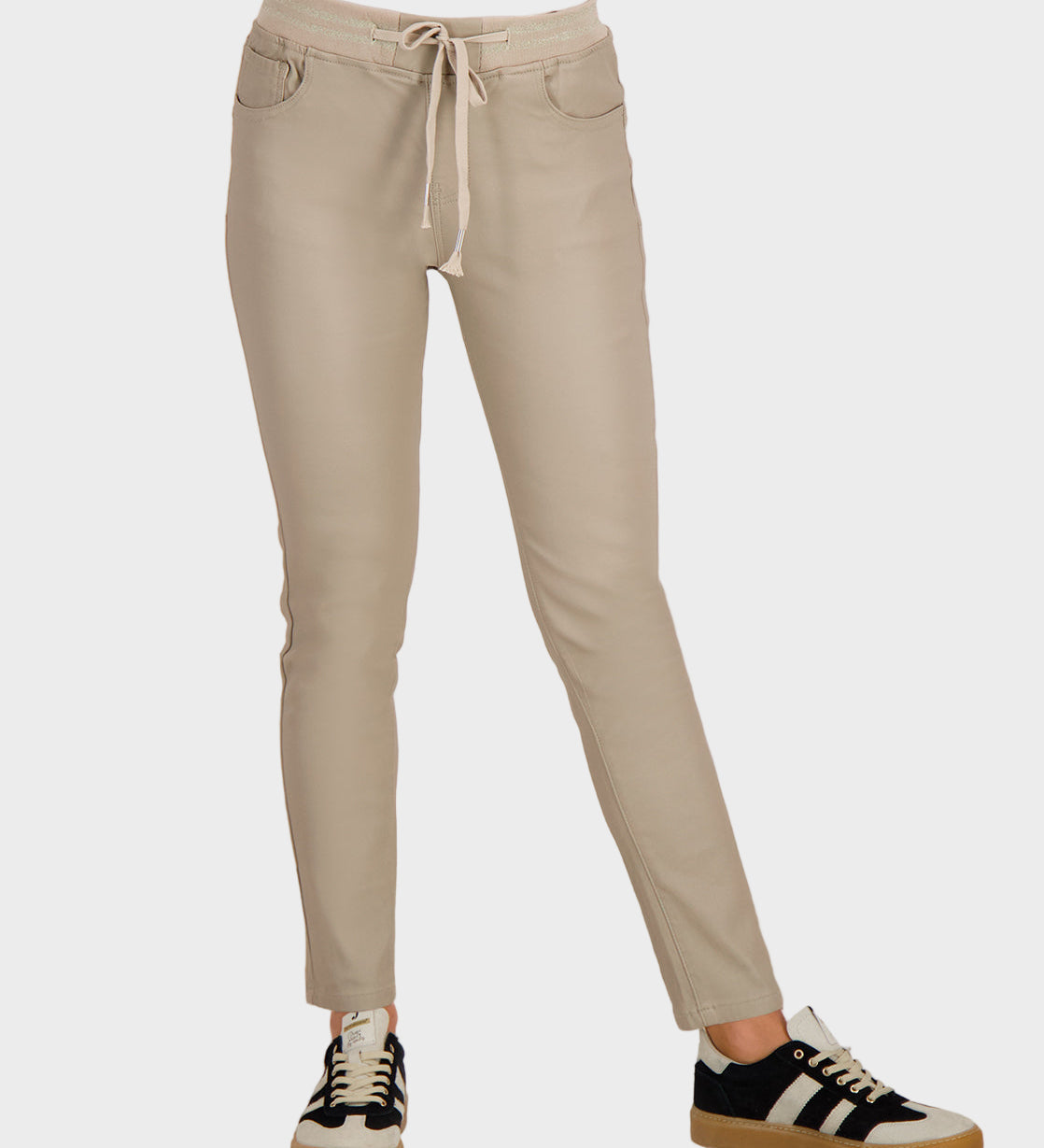 SORINA – Pantaloni Jogg Coated Latte Macchiato
